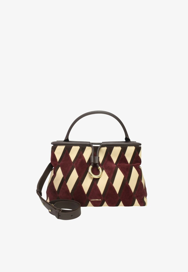 Borsa in camoscio e pelle con un motivo a rombi in bordeaux, crema e marrone. Presenta un manico superiore, una tracolla rimovibile e un anello in metallo.