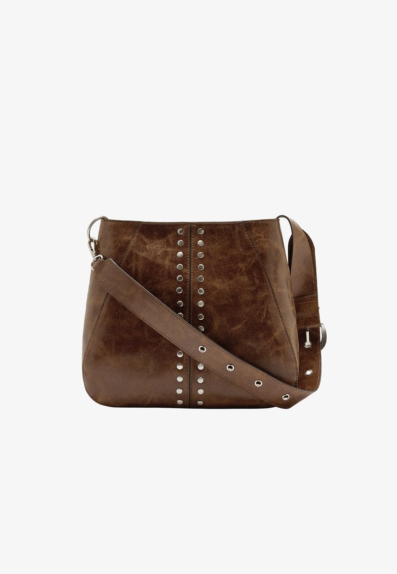 Brązowa skórzana torebka na ramię z regulowanym paskiem, ozdobiona pionowymi srebrnymi ćwiekami wzdłuż środka oraz fakturowanym wykończeniem.