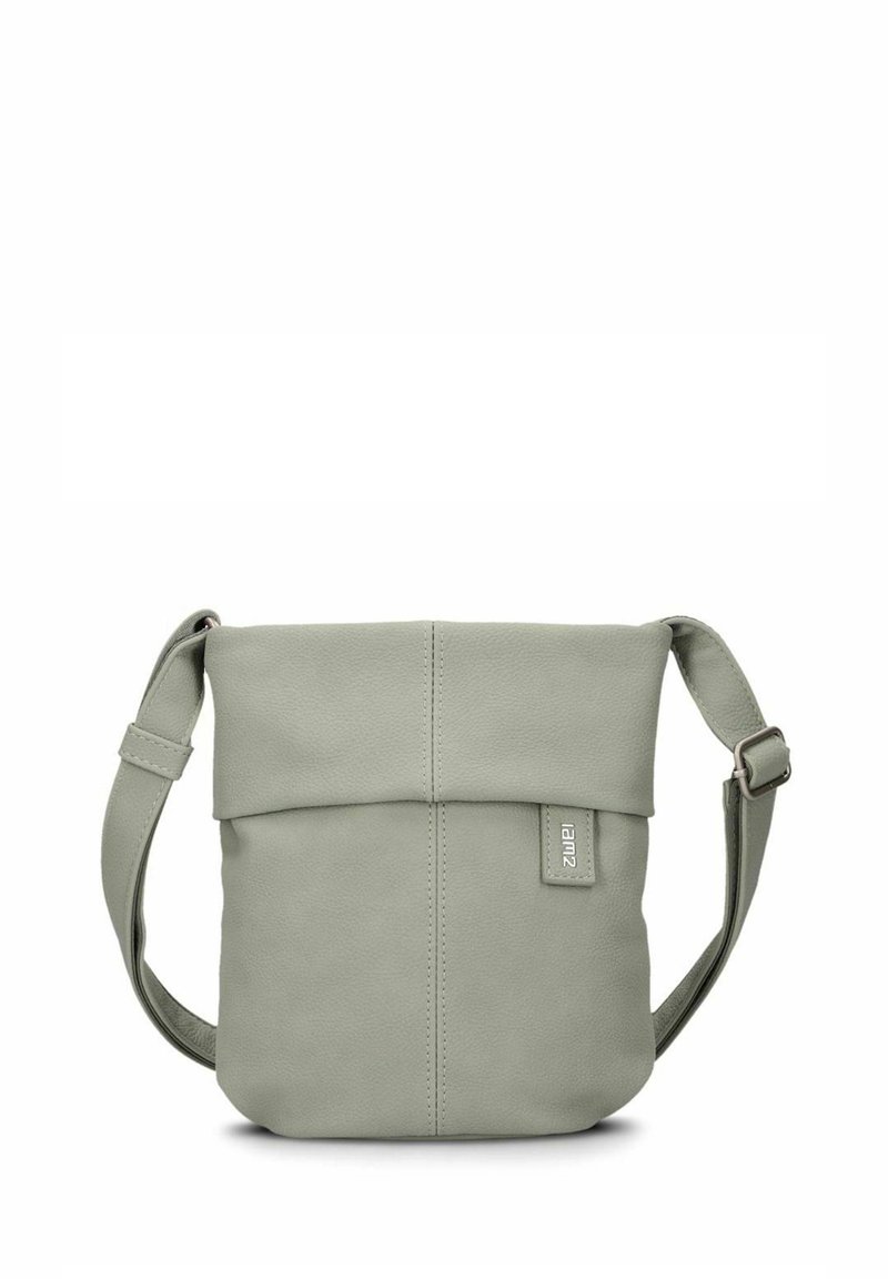 Bolso cruzado de cuero verde con tapa plegable, correa ajustable y una pequeña etiqueta de la marca en la parte frontal. Textura suave.