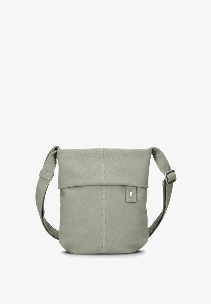 Bolso cruzado de cuero verde con tapa plegable, correa ajustable y una pequeña etiqueta de la marca en la parte frontal. Textura suave.