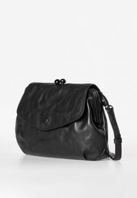 Borsa a mano in pelle nera con chiusura a pattina, parte superiore arrotondata e tracolla removibile. Texture liscia e dettagli in metallo circolare.