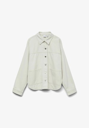 Giacca oversize beige chiaro con colletto, chiusura a bottoni, due tasche frontali e una texture morbida simile al cotone.