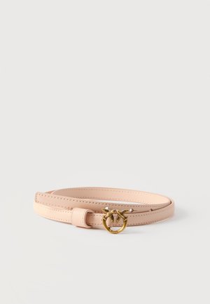 Cinturón de cuero rosa claro con una pequeña hebilla dorada en forma de dos pájaros enfrentados sobre un anillo.