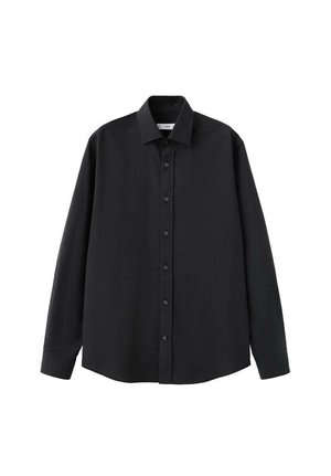 Cămașă neagră cu mâneci lungi și nasturi, cu guler, așezată plat pe un fundal alb.