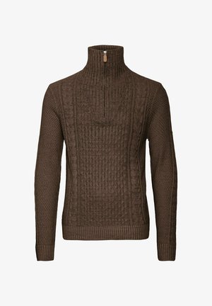 Suéter marrón de punto con un alto cuello, que presenta patrones de cable texturizados y acanalados, y un cierre de media cremallera en el frente.