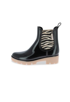 Bottine noire brillante avec un panneau élastique à imprimé zèbre, une semelle texturée beige et une languette à l'arrière pour un enfilage facile.
