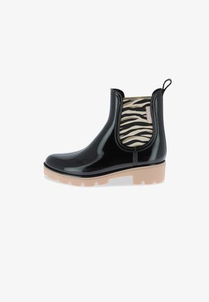 Sort glansende ankelstøvle med en zebra-print elastisk panel, en beige tekstureret sål og et bageste trækrem til nem påtagning.