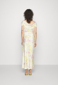 Maxi-jurk met bloemenprint en korte mouwen, in pasteltinten geel, roze en wit. Gladde stof, aansluitende pasvorm en een zoom tot de enkels.