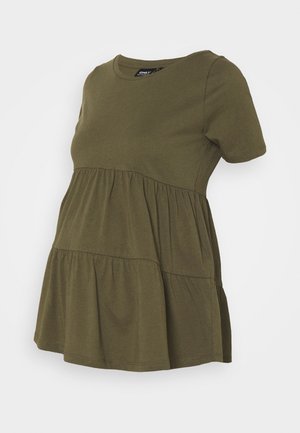 Olivengrünes Umstandstop aus weicher Baumwolle, mit kurzen Ärmeln, runder Halslinie und einem gestuften Rüschendesign am Saum.