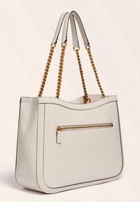 Off-white läder tote-väska med krokodilstruktur, guldkedjesnören med läderhandtag, och en framficka med dragkedja i guld.