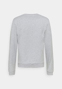 Harmaa huppari pitkillä hihoilla, pyöreä kaulus, pehmeä tekstuuri sekä resorit hihoissa ja helmassa. Ei näkyviä logoja tai kuvioita.