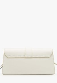 Witte leren clutch met een klep-sluiting, minimalistisch ontwerp, rechthoekige vorm en zichtbare stiksels langs de randen.