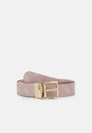 Lichtroze leren riem met wit monogrampatroon en gouden rechthoekige gesp met de gravure "GUESS", opgerold op een witte achtergrond.
