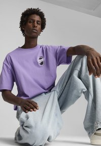 Puma DOWNTOWN 180 GRAPHIC - Nyomott mintás póló - lavender alert