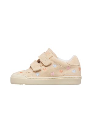 Scarpa beige per bambino piccolo con due cinturini in Velcro e cuori ricamati multicolore sui lati e sul davanti.