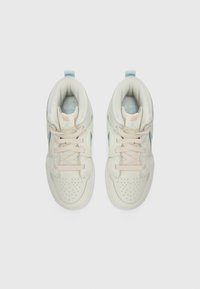 Zapatillas altas de cuero crema con acentos en azul claro, que presentan una puntera perforada, un cuello acolchado y cordones beige.