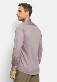 Long-sleeve shirt in light mauve with a textured pattern, contrasting collar, and button cuffs. Features a tailored fit and smooth fabric.