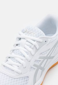 ASICS - UPCOURT 5 - Scarpe da pallavolo - white/pure silver - 5
