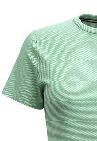 T-shirt vert à manches courtes en tissu texturé avec un motif à carreaux subtil. Encolure ronde avec une finition lisse.
