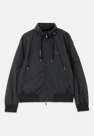 Schwarze, leichte, Reißverschlussjacke mit Stehkragen, Reißverschlusstaschen an den Seiten, Kordelzügen, gerippten Bündchen und Armani Exchange-Logo auf der Brust.