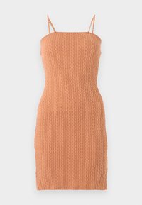 Pletené bodycon šaty v svetlom terrakote, s tenkými popruhmi, textúrovaným rebrovaným vzorom a priliehajúcim strihom.