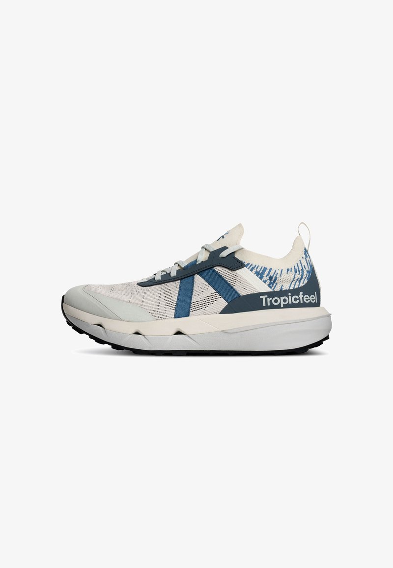 Baskets basses beige clair et bleu avec dessus en mesh, semelle blanche épaisse, semelle extérieure noire et logo "Tropicfeel" sur le contrefort du talon.
