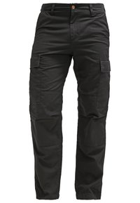 Pantalons cargo noirs fabriqués en tissu durable avec plusieurs poches latérales, fermeture à bouton et jambes droites. Caractéristiques d'un matériau texturé.