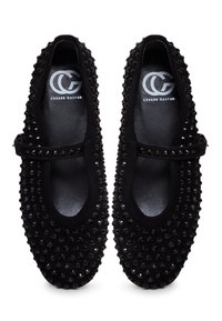 Chaussures Mary Jane en daim noir avec des clous noirs couvrant toutes les surfaces et une seule bride sur le dessus, affichant le logo Cesare Gaspari à l'intérieur.