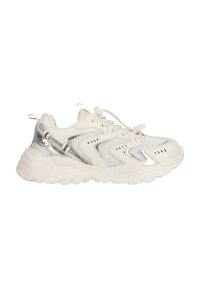 Weiße Sportschuhe mit silbernen Akzenten, aus Mesh- und Synthetikmaterialien, mit runder Zehenpartie, dicker Sohle und Schnürsystem. Strukturiertes Oberflächen-Design.