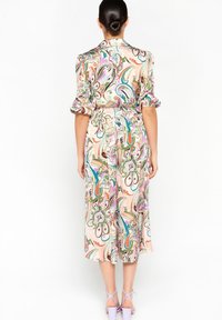 Sukienka do kolan w kwiatowy wzór, wykonana z lekkiego materiału. Posiada talię ściągniętą w pasie, krótkie rękawy i pastelowe kolory.