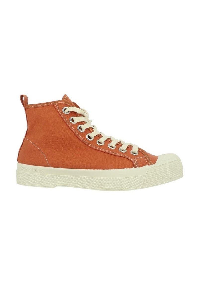 Baskets montantes en toile couleur orange brûlé avec des lacets crème et un capot de protection. Elles possèdent une semelle en caoutchouc texturé et un design cousu sur le corps.