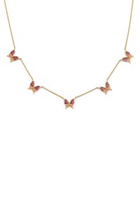 Collar de cadena de oro que presenta cinco colgantes en forma de mariposa. Cada mariposa tiene detalles de esmalte en tonos rosa y naranja. Diseño sencillo con eslabones delicados.