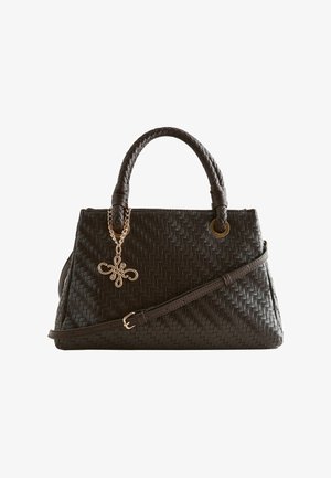 Schwarze gewebte Lederhandtasche mit geflochtenen Griffen, verstellbarem Schulterriemen und goldenem Dekorationsanhänger, der an einem Griff hängt.