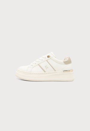 Λευκό sneaker χαμηλού τύπου με παχιά σόλα, κορδόνια, διακριτικό λογότυπο στο πλάι, μπεζ λεπτομέρεια στη φτέρνα και χρυσή λεπτομέρεια στην άκρη της σόλας.