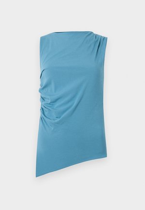 Μπλε τοπ με ένα ώμο, χωρίς μανίκια, ασύμμετρο τελείωμα και λεπτομέρεια με ραμμένο ύφασμα στο αριστερό πλευρό.