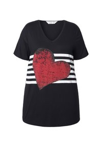 Camiseta negra de cuello en V con un gran diseño de corazón de lentejuelas rojas y acentos horizontales de rayas blancas y negras en el medio.