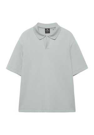 Hellgraues Poloshirt mit kurzen Ärmeln, Kragen und einem V-förmigen Ausschnitt am Halsausschnitt, flach ausgebreitet mit sichtbarem Markenetikett im Kragen.