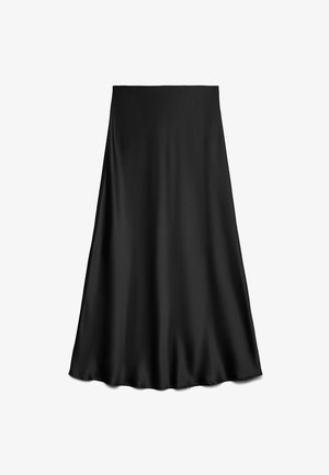 Černá saténová sukně áčkového střihu s hladkou texturou a vzdušným lemem, délka po kolena, zobrazena na bílém pozadí.