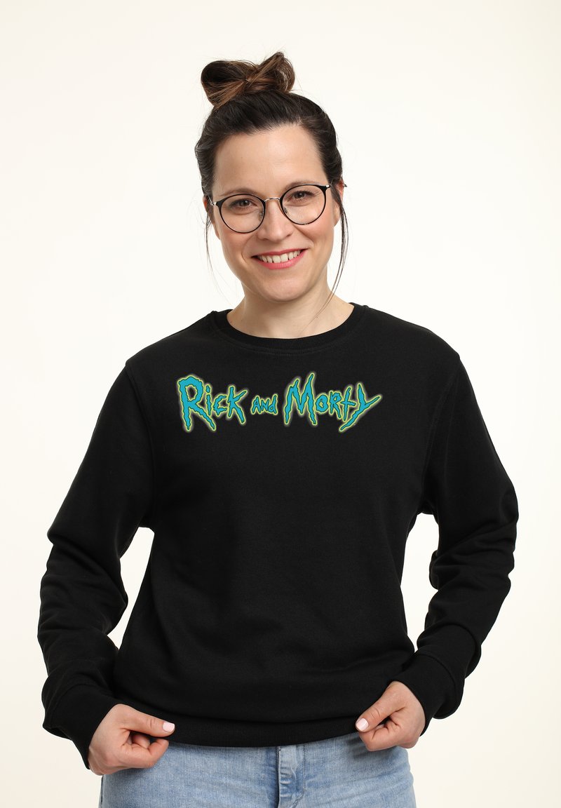 Sudadera negra con el logo de "Rick and Morty" en un vibrante verde y azul, hecha de una tela suave y con un diseño clásico de cuello redondo.