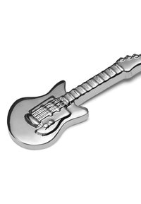 Metallgitar-formet korketrekker med blank kromfinish, med detaljert gripebrett og kroppdesign, som har en glatt, reflekterende overflate.