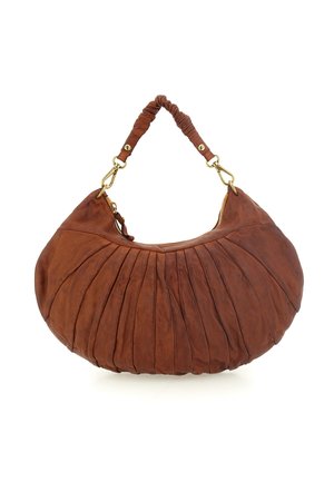 Borsa a mano in pelle marrone con design plissettato, forma arrotondata e tracolla intrecciata. Dettagli in metallo color oro e chiusura con cerniera.