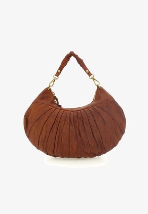 Borsa a mano in pelle marrone con design plissettato, forma arrotondata e tracolla intrecciata. Dettagli in metallo color oro e chiusura con cerniera.