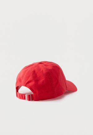 Rote Baumwoll-Baseballkappe mit verstellbarem Riemen und Metallschnalle, von hinten vor weißem Hintergrund gezeigt.
