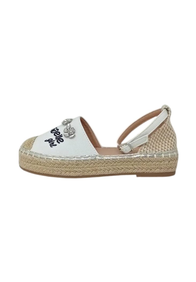 Espadrillas bianche in tela con tacco in juta intrecciata, cinturino regolabile, accessori in argento e testo ricamato "belle girl" sulla parte superiore.