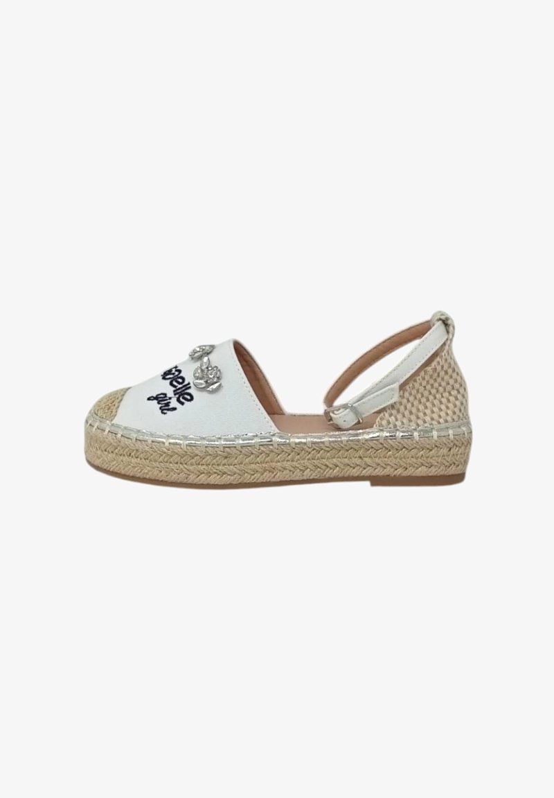 Espadrillas bianche in tela con tacco in juta intrecciata, cinturino regolabile, accessori in argento e testo ricamato "belle girl" sulla parte superiore.