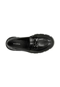 Scarpa nera in pelle slip-on con suola spessa, accento di catena lucida e superficie liscia con design a punta rotonda.