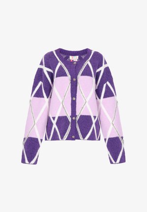 Fialový a světle růžový pletený kardigan s diamantovými vzory, stříbrnými akcenty a kulatými knoflíky. Měkká textura a uvolněný střih.