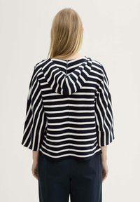 Gestreifter Pullover mit Kapuze, ausgestattet mit navyblauen und weißen horizontalen Streifen, Dreiviertelärmeln und einem abgerundeten Saum.