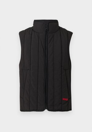 Černá prošívaná vesta s vysokým límcem, předním zipem a dvěma bočními kapsami. Červené logo "HUGO" na levé straně. Lehká tkanina.