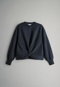 Mørk marineblå sweatshirt lavet af blødt stof med et snoet frontdesign, ribbet manchetter og rund halsudskæring.